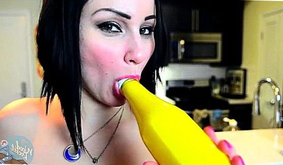 Stacy Silver трахается с двумя мужиками красавчиками на большой кровате, порно видео