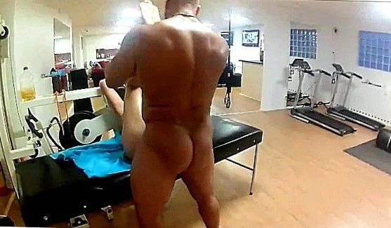 Тройной секс с двумя отменными курвами дающими в в свои классные ухоженные киски, порно видео