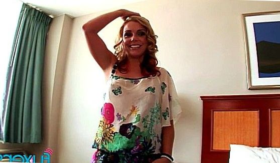Молодые любовники встречают это утро сексом под солнышком на лоджии, порно видео