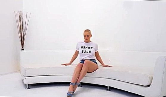 молодую (18 лет) в разных позах глубоко, порно видео