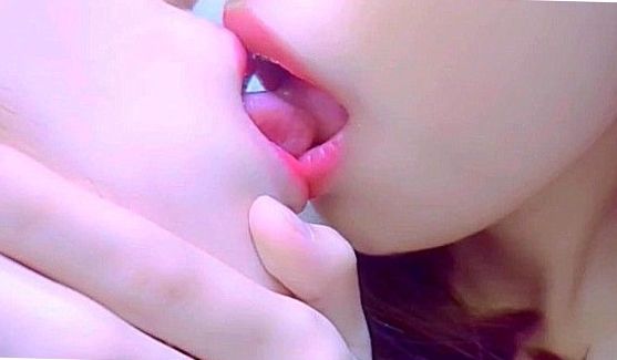 Две сексуальные пасхальные крольчихи пришли в гости к лысому мужику - чтобы подарить ему свои анальные лунки, порно видео