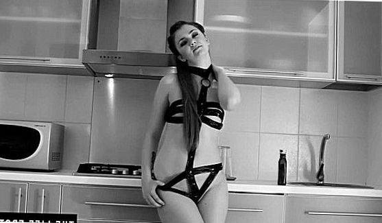 Шикарная красавица Daria в ванной медленно раздевается, а затем моется, заряжая свое тело энергией воды, порно видео