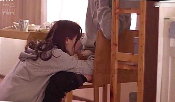 Наверное, женушке это было пофигу, а мужику нет, он славно сношал слаженную белокурую красотку в анал, упиваясь зажигательным еблей, порно видео
