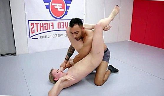Дамочка берет в рот и дает раком, лишь бы благоверный оказался доволен, порно видео