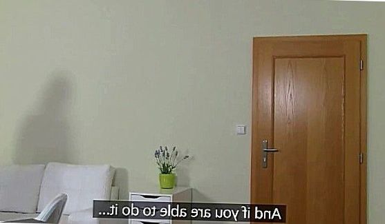 Молоденькая (18 лет) блондинка решила поднабраться опыта в сексе и подзаработать и вот красотка отправляется на первый заказ, порно видео