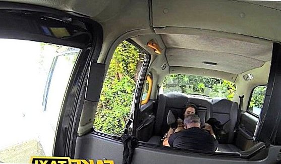 Жесткий чувак подъехал к бабе и дал ей по самые гланды, порно видео